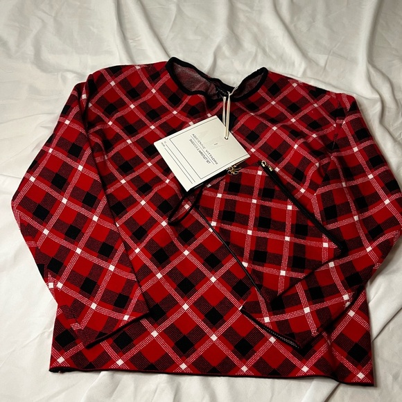 Adrienne Vittadini Red and Black Plaid Top with matching wristlet - Picture 3 of 6